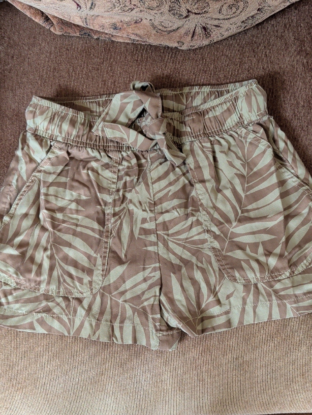 Women’s Leaf-Print Elastic Waist Shorts in Brown and Creamn Size Small